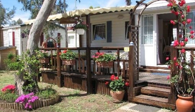 Air-conditioned mobile home sleeps 8 near the sea in HYERES