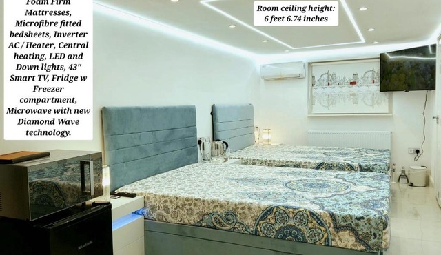Air Conditioned Modern Double Bed Room with Private Attached Bathroom - FREE Parking - Near London Heathrow Airport & Southall Broadway