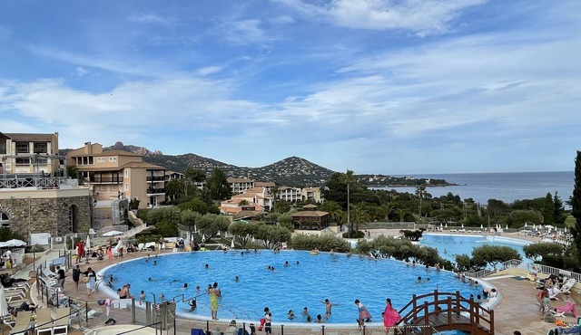 Air-conditioned studio apartment 4 pers terrace, 5 swimming pools, beach 400m away