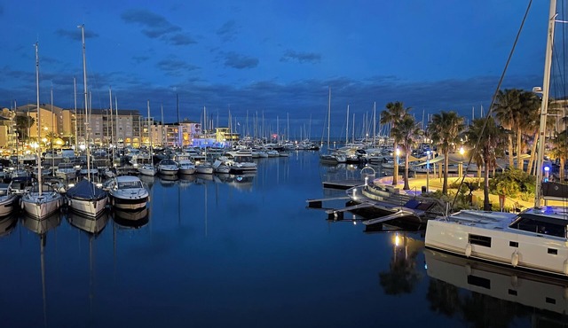 Air-conditioned studio by the sea, with the beach and harbor just 50 m away (renovated 06/2024) and parking