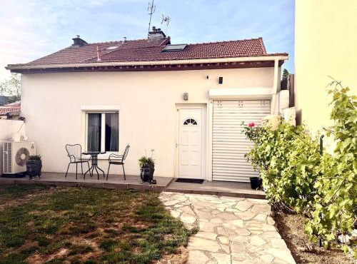Air-conditioned studio with terrace 5 min to Metro Line 14