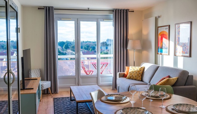 Air-conditioned suite with king-size bed & private parking near Eurexpo and CHU