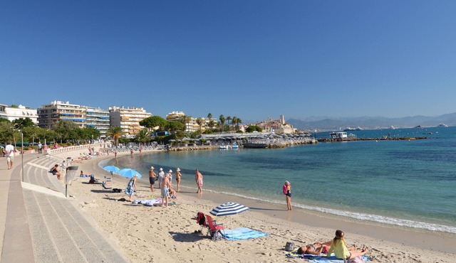 Air-conditioned two-room apartment, sleeps 5, in the heart of Old Antibes, close to the beaches