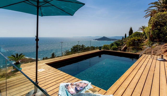 Air-conditioned Villa Agay with 180° sea view and private heated pool