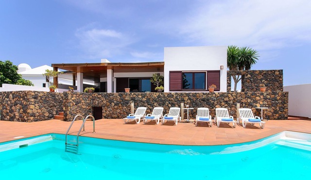 Air-Conditioned Villa On the Beach with Pool, Terrace, Sea Views & Wi-Fi