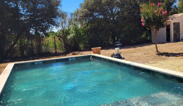 Air-conditioned villa with pool and fence