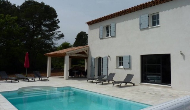 Air-conditioned villa with heated pool for 9 people