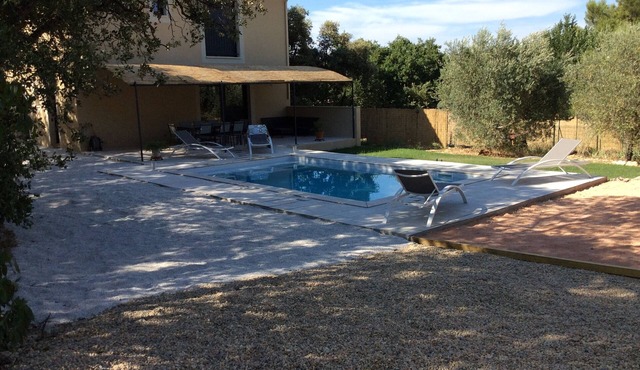 Air-conditioned villa, private swimming pool not shared and heated facing the Luberon .