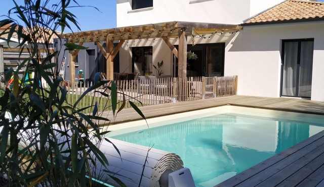 Air-conditioned villa with pool near the beach