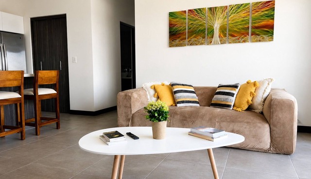 Airport Condo Traveler's Haven!