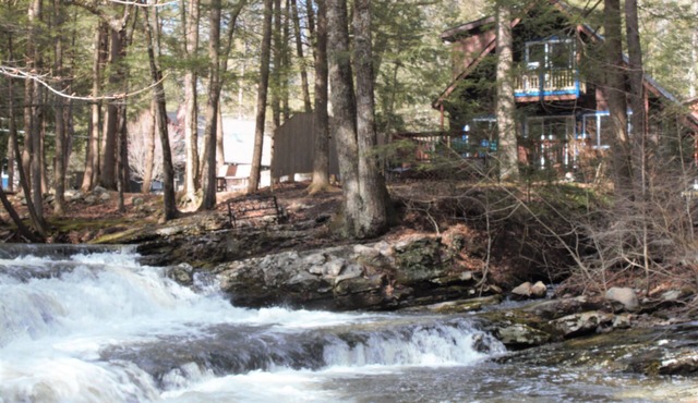 Airy 3BR on the banks of a roaring creek