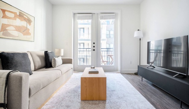 Airy Central Austin 1BR w/Pool, Gym & W/D, nr U. Texas, by Blueground