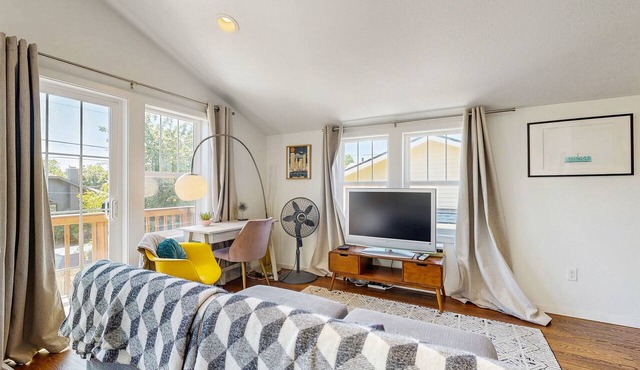 Airy retreat with free WiFi, balcony, & kitchen, in the heart of NE Portland