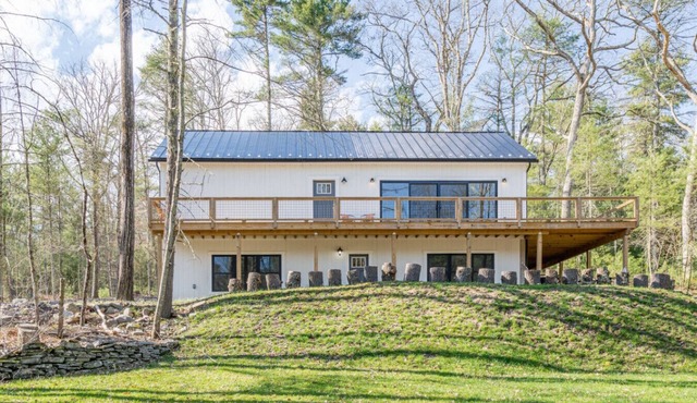 Airy Tree Canopy Home w/Creek Views & Family Suite