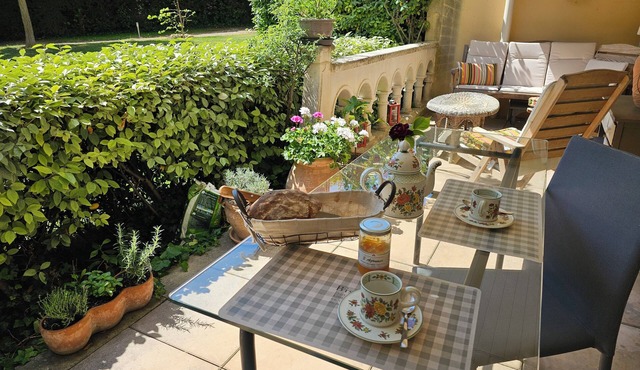 Aix center, nice apartmentT2 1 bedroom, terrace overlooking garden Air conditioned parking