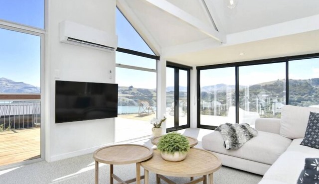 Akaroa Harbour View-Experience Tranquility in Newly Renovated 3-Bedroom Home