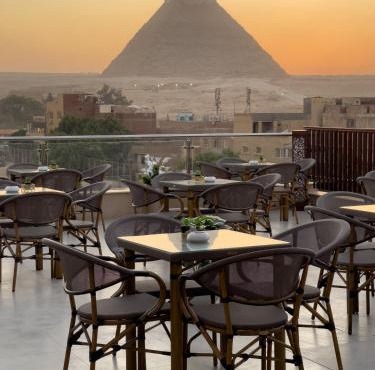 AKHNATON Pyramids View Hotel With Rooftop Access & free airport pickup