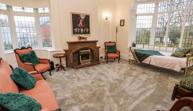 AKILA, pet friendly, with hot tub in Greenfield