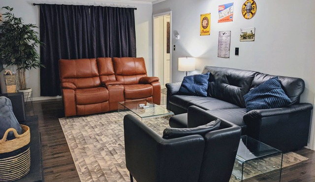 Akita Lover Home - Beautiful New Remodel - 3bd 2.5ba - 4.2mi to Caromont Health