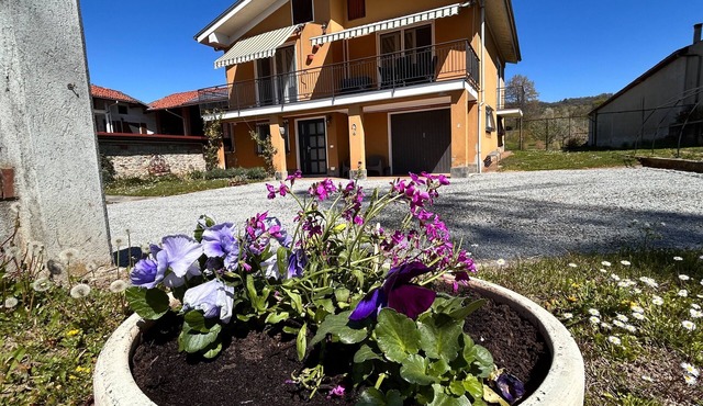 Al Bruacu – Cottage with Garden Steps from Lake Viverone