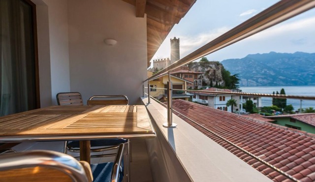 Al vecchio frantoio in the center of town with beautiful lake views, near beach