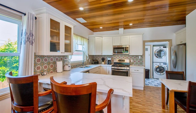 Alameda Luxury 2BR 2BA house, AC, near Alameda ferry to San Francisco, parking.