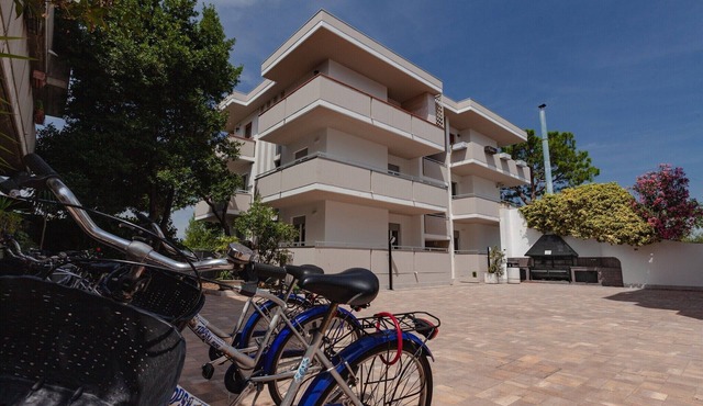 Alba Adriatica: Poolside Escape