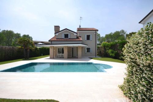 Albarella villa singola con piscina zona centrale