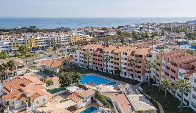 Albufeira Main avenue - WALK TO OLD TOWN & OURA STRIP & BEACH - 2 BEDROOMS