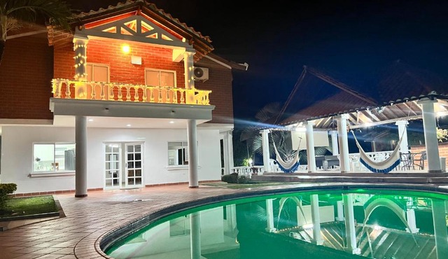Alegre villa de verano con piscina