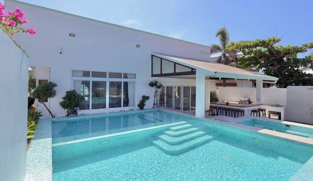 Alesea Baroro: Private Beachfront Villa - Pool, Jacuzzi