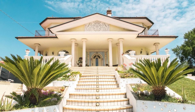 Alexander's Home | Sunny and luxurious B&B in Collecorvino