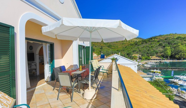 Alexandra Bay Front: Sea Views, WiFi, A/C, Sleeps 6