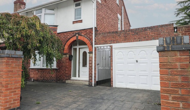 ALEXANDRA RETREAT, with a garden in Sutton-In-Ashfield