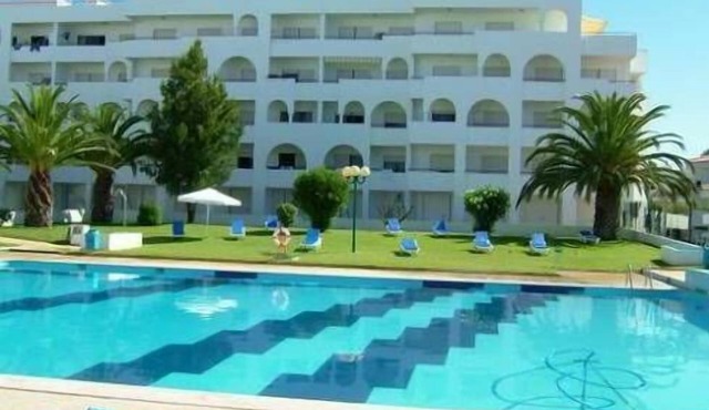 Algarve T2 Apartment, Porches, Pool and access to 2 Beaches, Family Home