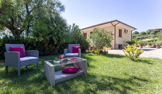 Alghero, Villa Maestrale, with covered garden terrace 4 bedrooms