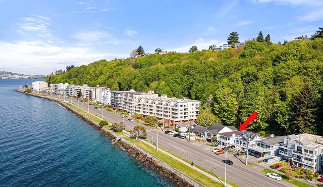 Alki Beach Waterfront Retreat w/AC & Mountain Views