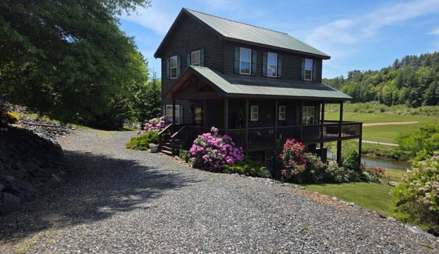 All Decked Out - Riverfront, Firepit, Fireplace, Foosball, Gameroom, Fire table, Wet bar, WIFI