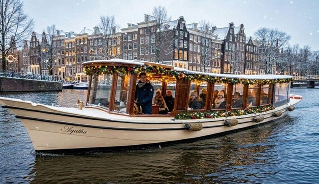 All-Inclusive Amsterdam Canal Cruise with Drinks and Dutch Bites
