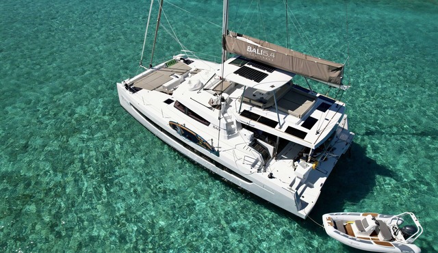 All inclusive Luxury Sailing Charter Catamaran With Crew 4 bedrooms 8 guests.