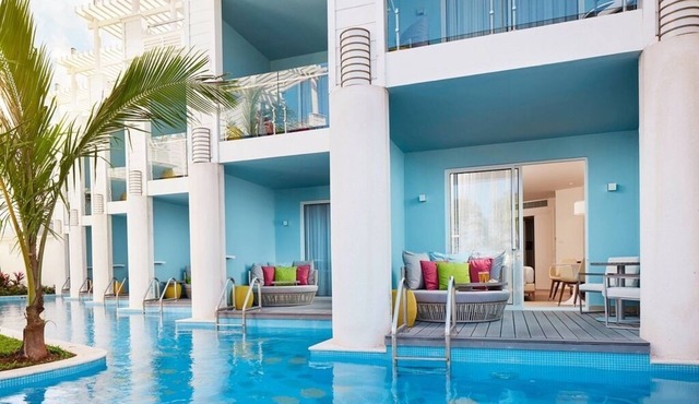ALL-INCLUSIVE Oceanfront Swim-Up Suite with Panoramic Terrace
