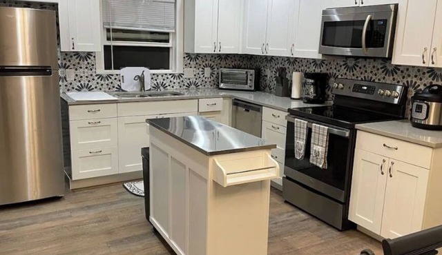 All New Deland Den 4BR, pool, blocks fr Stetson & Downtown