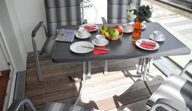Allergy-friendly vacation apartment Möwennest 11 in Großenbrode. Bright dining area with a beautiful view. Furnished balcony. Additional comfort with underfloor heating & fireplace. Service charges included.