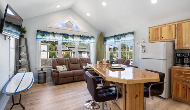 Alluring 2-Bedroom Cottage in Delightful Old Orchard Beach with WiFi, AC