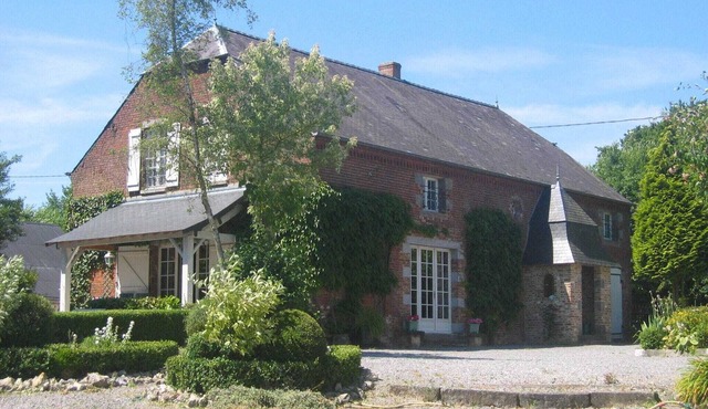 Alluring Cottage in Englancourt with Fenced Garden