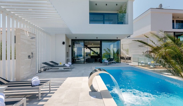 Alluring Sutivan Villa | 3 Bedrooms | Villa Tranquil Brac