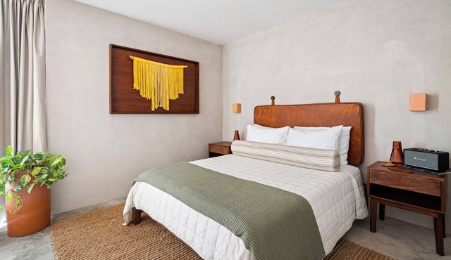 ALMA Surf Lodge - Queen Room with Sofa