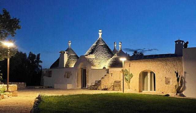ALMAPULIA beautiful trulli with private pool and veranda among Apulian olive trees
