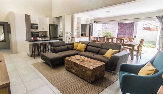 Almost Perfect 4-bedroom house in Jbay. Stunning view & 500m walk to the beach!