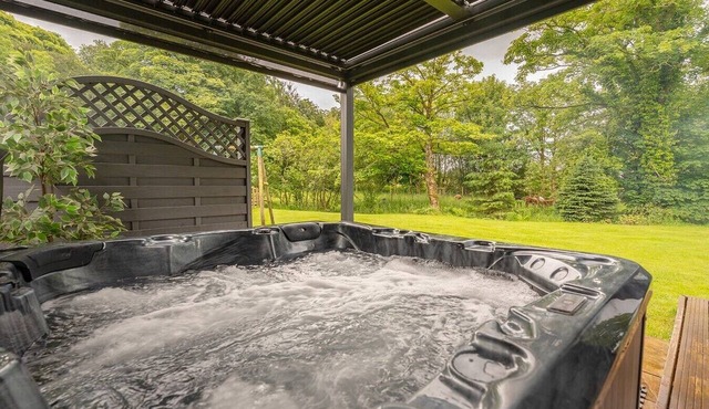Alpaca Fold Retreat, Hot Tub & Alpaca Walks